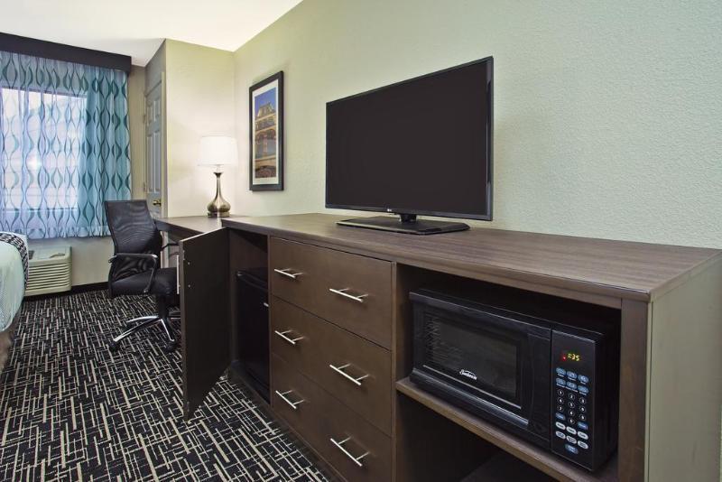 La Quinta Inn & Suites By Wyndham Fairborn Wright-Patterson Exteriör bild
