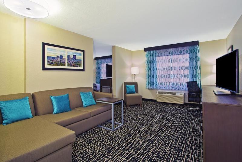 La Quinta Inn & Suites By Wyndham Fairborn Wright-Patterson Exteriör bild