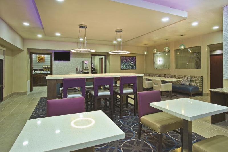La Quinta Inn & Suites By Wyndham Fairborn Wright-Patterson Exteriör bild