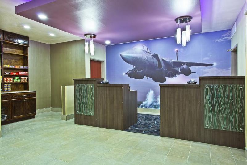 La Quinta Inn & Suites By Wyndham Fairborn Wright-Patterson Exteriör bild
